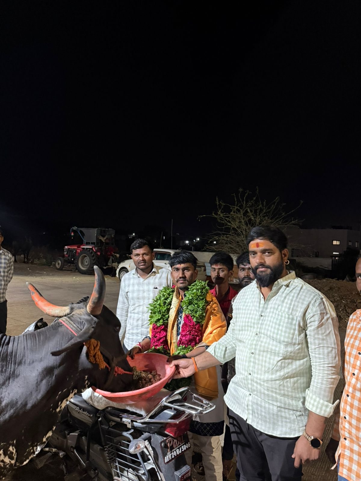 वाढदिवस साजरा करताना सामाजिक बांधिलकीचा आदर्शसौरभ उजगरे यांच्या वाढदीवसानिमित्त – टायगर ग्रुपच्या माध्यमातून शालेय साहित्य व गोशाळेत चारा वाटप”