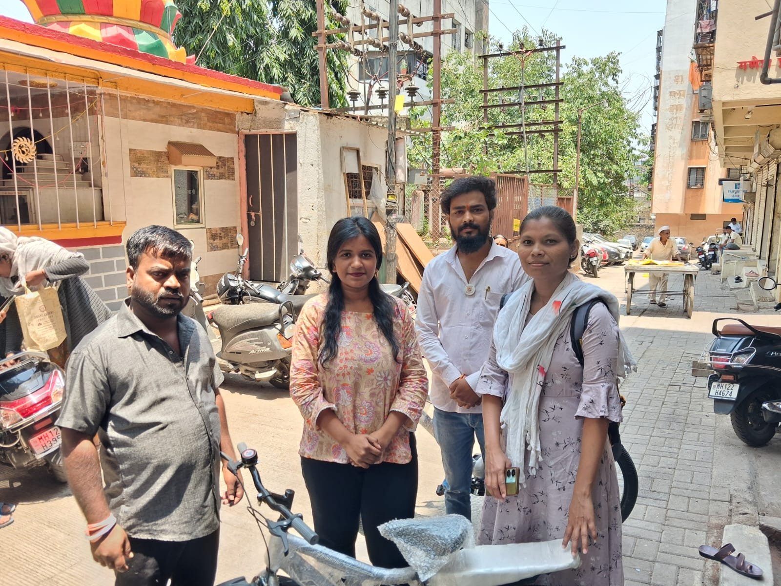 नारीशक्ती बहुउद्देशीय सामाजिक संस्थेच्या वतीने गरजू विद्यार्थ्यांना सायकल वाटप करण्यात आली
