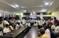 गडचिरोली/पत्रकार परिषदप्रस्तावित विमानतळासाठी हिरापूर, गुरवळा, राखी आणि शिरपूर परिसरातील सुपीक जमिनींचे सर्वेक्षण सुरू करण्याच्या हालचालींविरोधात शासकीय विश्राम भवन गडचिरोली येथे पत्रकार परिषद घेण्यात आली.