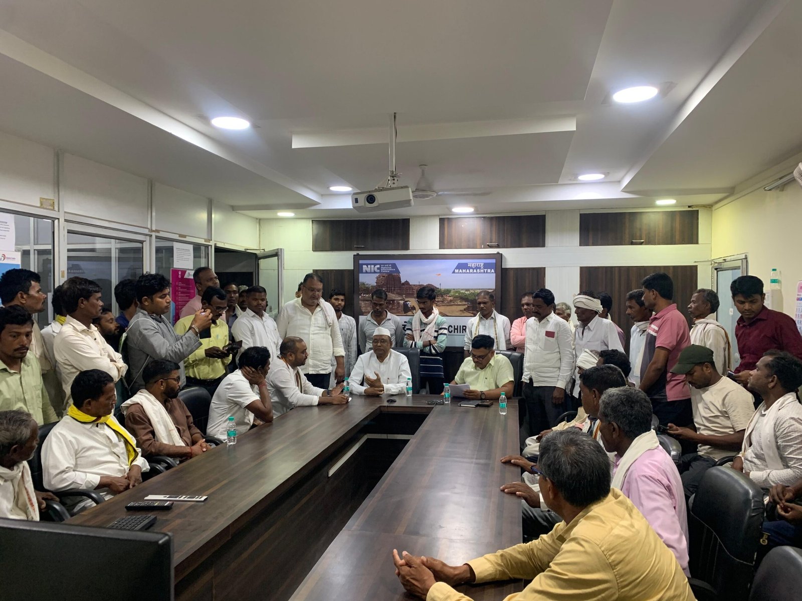 गडचिरोली/पत्रकार परिषदप्रस्तावित विमानतळासाठी हिरापूर, गुरवळा, राखी आणि शिरपूर परिसरातील सुपीक जमिनींचे सर्वेक्षण सुरू करण्याच्या हालचालींविरोधात शासकीय विश्राम भवन गडचिरोली येथे पत्रकार परिषद घेण्यात आली.