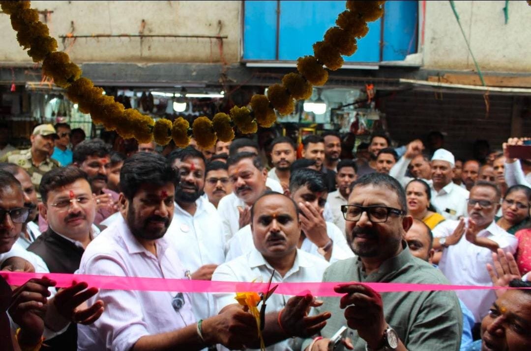 शिर्डीतील पाच दिव्यांग स्टॉलचे बच्चू भाऊ यांच्या हस्ते उद्घाटन
