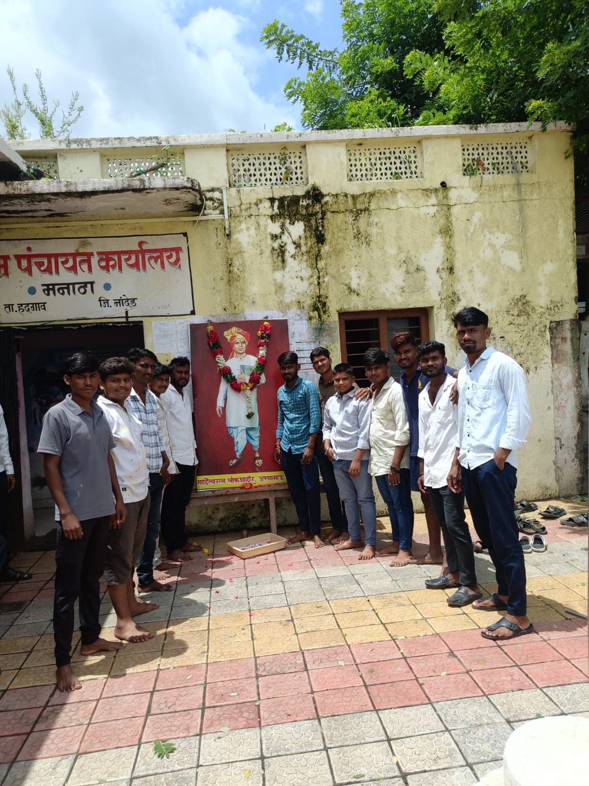 लहुजी शासन ग्रुप च्या वतीने नांदेड जिल्ह्य हदगाव तालुक्यातील मनाठा येथे ग्रामपंचायत कार्यालयात साहित्यरत्न साहित्य सम्राट लोकशाहीर डॉ आण्णाभाऊ साठे यांची 106 जयंती साजरी करण्यात आली.