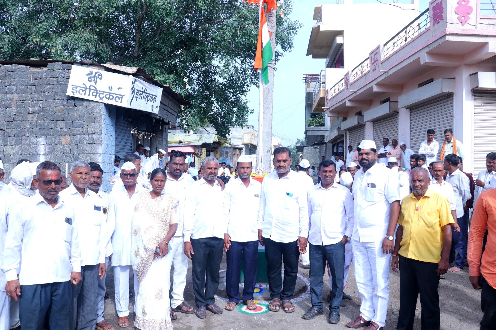 कारेपूर येथे ८० वा स्वातंतर्य दिन उत्साहात साजराकारेपूर : कारेपूर येथे भारताचा ८० वा स्वातंत्र्य दिन उत्साहपूर्ण वातावरणात साजरा करण्यात आला.