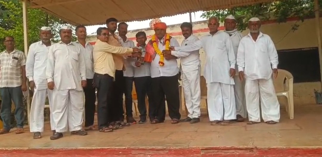स्वामी विवेकानंद शिक्षण संस्था कोल्हापूर संचलित श्री कुर्मदास विद्यामंदिर लऊळ येथील शालेय व्यवस्थापन समिती अध्यक्ष पदी कैलास अण्णा घुगे यांची बहुमताने निवड ……. ग्रामस्थांच्या वतीने सन्मान